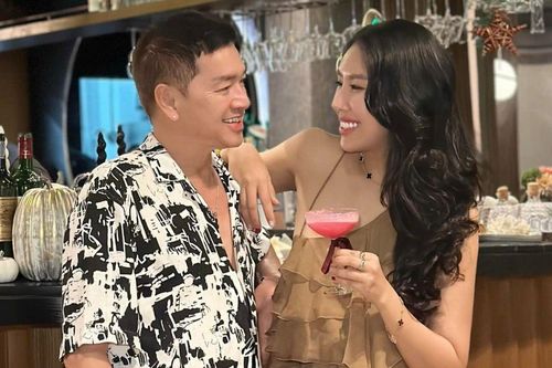 Khoảnh khắc tình tứ giữa nghệ sĩ Quang Minh và vợ 9X