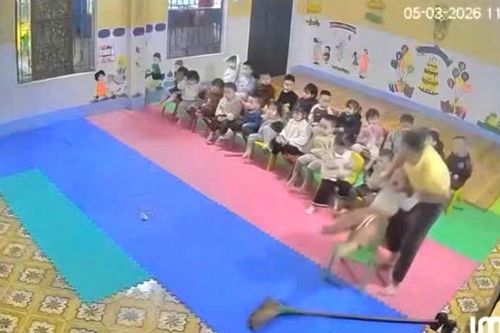 Bế xốc và lắc mạnh trẻ mầm non, một cô giáo bị cho nghỉ việc