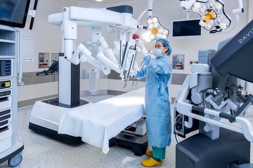 Sử dụng robot trong phẫu thuật: Bệnh nhân và bác sĩ cùng hưởng lợi