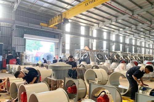 Ứng phó giá xăng dầu: Doanh nghiệp công nghiệp 'siết' chi phí sản xuất