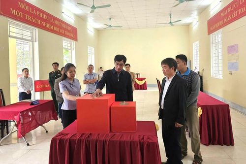 Trưởng Ban Nội chính Tỉnh ủy Nguyễn Ngọc Tiến kiểm tra công tác chuẩn bị bầu cử tại hai xã Trung Thành, Trung Sơn