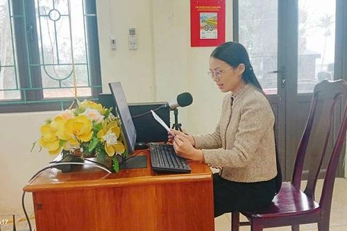 Tiếng loa truyền thanh lan tỏa không khí bầu cử