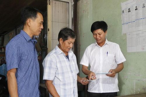 Những bí thư chi bộ làm cầu nối đưa thông tin bầu cử đến với người dân