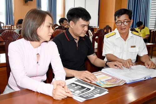 Tuyên truyền, hướng dẫn chính sách thuế cho gần 400 hộ kinh doanh, cá nhân kinh doanh