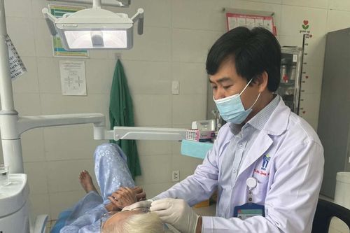 Người bác sĩ giữ nụ cười cho bệnh nhân
