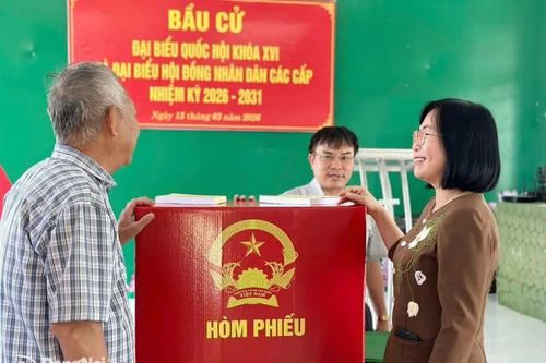 Phó Chủ tịch UBND tỉnh Nguyễn Thị Hoàng kiểm tra công tác bầu cử tại xã Phú Hòa