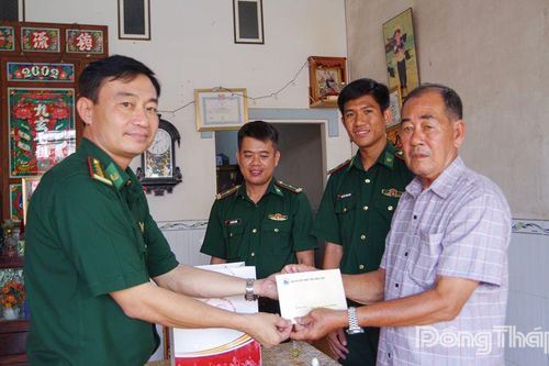 Bộ đội Biên phòng tỉnh Đồng Tháp thăm và tặng quà gia đình chính sách
