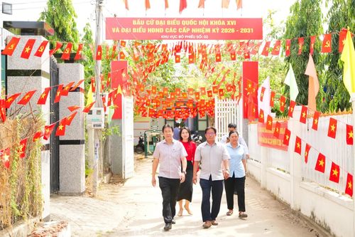Phó Chủ tịch Thường trực UBND tỉnh Nguyễn Long Biên kiểm tra công tác chuẩn bị bầu cử tại các xã, phường phía nam tỉnh