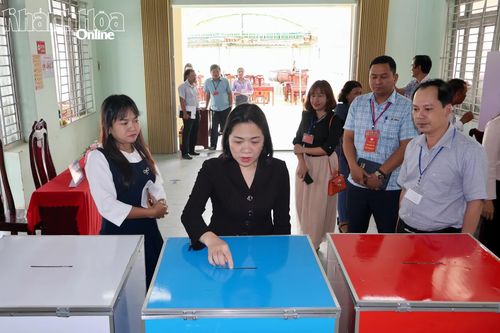 Phó Chủ tịch Thường trực Ủy ban MTTQ Việt Nam tỉnh Trần Thu Mai kiểm tra công tác chuẩn bị bầu cử tại xã Trung Khánh Vĩnh