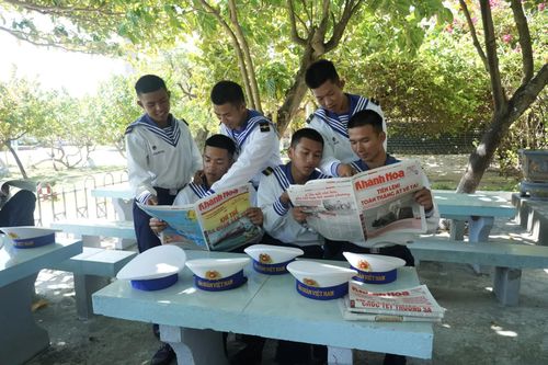 Đọc báo ở Trường Sa