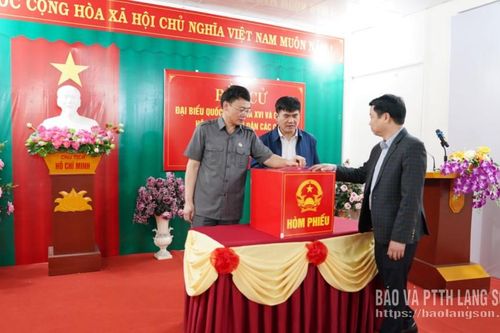 Kiểm tra công tác chuẩn bị ghi hình bầu cử tại khu vực bỏ phiếu số 18 thuộc đơn vị bầu cử số 3 của xã Hoàng Văn Thụ