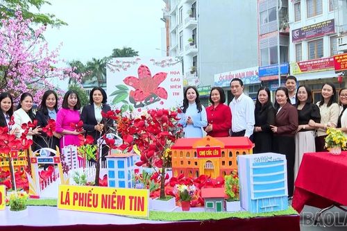 Trường Tiểu học Kim Đồng tổ chức hoạt động ngoại khóa 'Tháng Ba biên giới - Dòng sông hoa gạo'