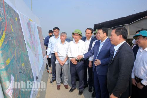 Đồng chí Phó Bí thư Tỉnh ủy, Chủ tịch UBND tỉnh Nguyễn Thanh Bình kiểm tra một số dự án giao thông trọng điểm