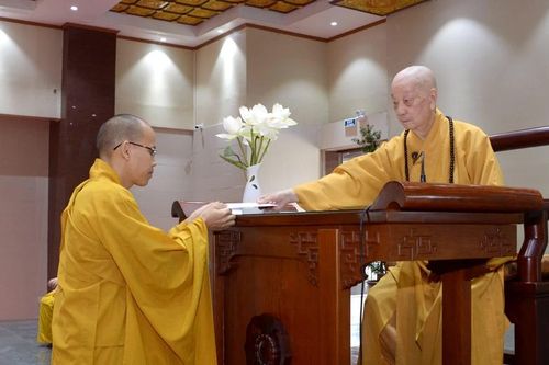 Đức Pháp chủ quang lâm sách tấn, trao học bổng Đức Nhuận đến Tăng, Ni sinh Học viện Phật giáo VN tại TP.HCM