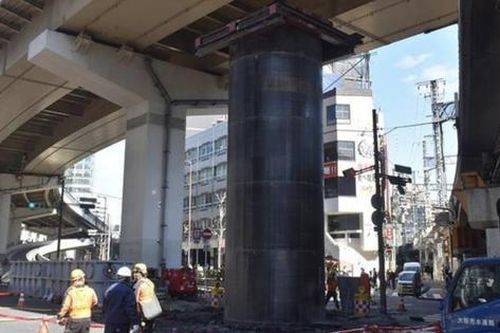 Đường ống sắt khổng lồ bất ngờ 'trồi' lên cao 13m giữa lòng thành phố Osaka