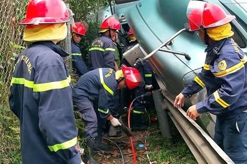 Tai nạn trên đường dẫn cao tốc Đà Nẵng - Quảng Ngãi, tài xế mắc kẹt trong cabin
