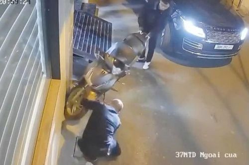 Bất ngờ với tường trình của tài xế ô tô Range Rover chọc thủng lốp xe máy SH ở Hà Nội