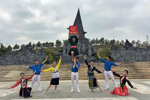 Lai Châu: Rực rỡ cờ hoa, sôi nổi các hoạt động nghệ thuật tuyên truyền cho bầu cử