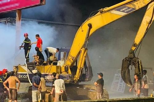Cảnh sát khống chế đám cháy lớn tại bãi tập kết phế liệu ở Lâm Đồng