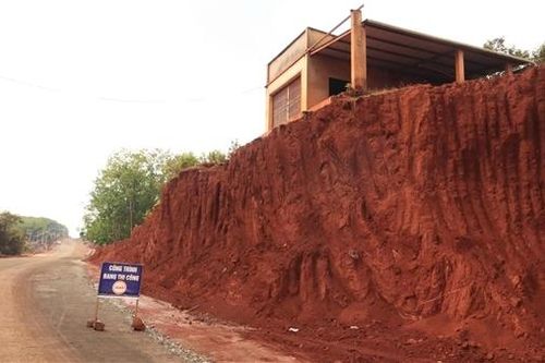 Công an Đồng Nai điều tra vụ hạ cốt nền làm đường khiến nhà dân chênh vênh