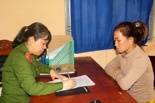 Vận động người phụ nữ lợi dụng nuôi con nhỏ 'né' án tù ra đầu thú