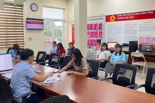 Chậm xử lý thủ tục hành chính, 4 cán bộ phường bị tạm đình chỉ công tác