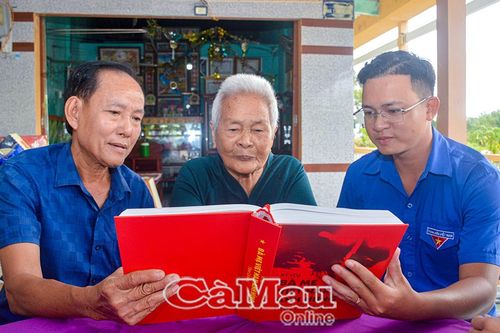 Dưới nếp chân chim là một thời hoa lửa