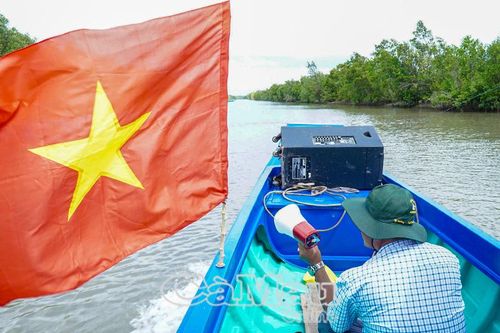 Tiếng loa trên vỏ lãi lan tỏa ngày hội bầu cử ở Tân Ân