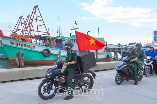 Tiếng loa biên phòng đưa thông tin bầu cử đến ngư dân