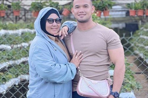 'Cô dâu Thu Sao' phiên bản Malaysia 51 tuổi hạnh phúc bên tình trẻ 28 tuổi, ra đường là bị nhận nhầm 'mẹ con'