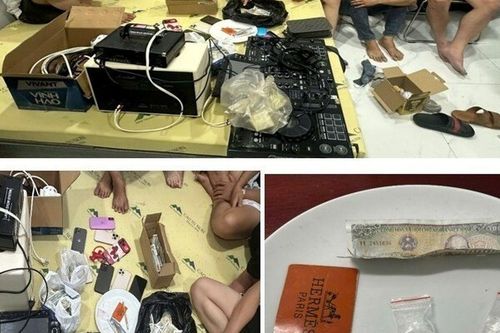 Phát hiện 9 nam thanh niên 'làm điều mờ ám' trong tiệm cầm đồ