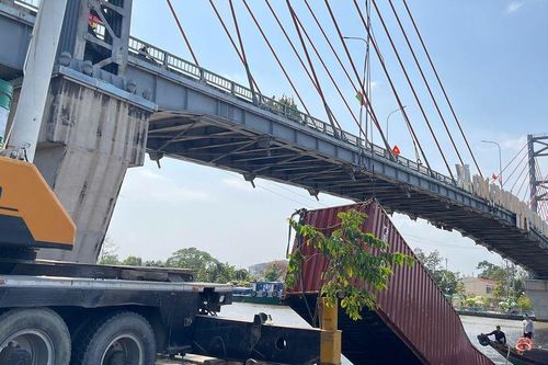 Clip: Hãi hùng khoảnh khắc container rơi xuống nước khi tàu 4.000 tấn vướng dây điện