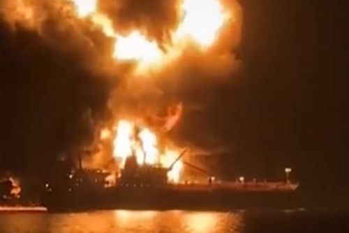 Video tàu nhiên liệu bốc cháy dữ dội sau khi bị Iran tấn công