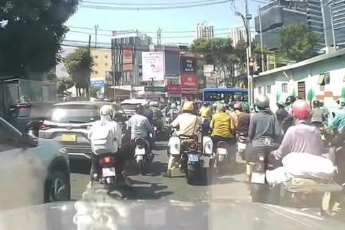 Cán bộ Đội CSGT Hàng Xanh bật còi hụ dẫn đường đưa sản phụ đến bệnh viện kịp thời