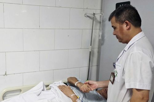 Ăn vài miếng cá chình, nhóm du khách tê buốt toàn thân