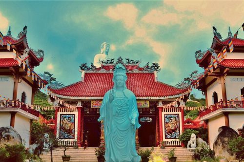 Ngàn người đi bộ hơn 600 bậc thang chiêm bái tượng phật khổng lồ ở Gia Lai