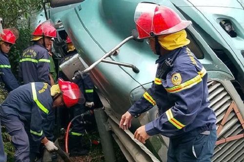 Giải cứu tài xế mắc kẹt trong cabin xe sau tai nạn trên cao tốc ở Đà Nẵng