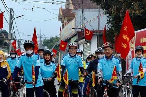 Độc đáo hình thức đạp xe tuyên truyền bầu cử tại xã Hồng Vân