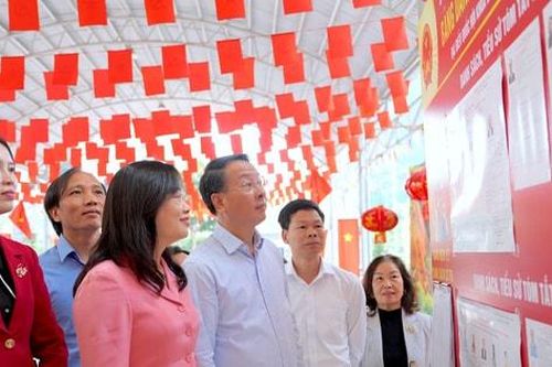 Trưởng ban Nội chính Thành ủy Hà Nội Trần Đình Cảnh kiểm tra công tác chuẩn bị bầu cử tại xã Vân Đình