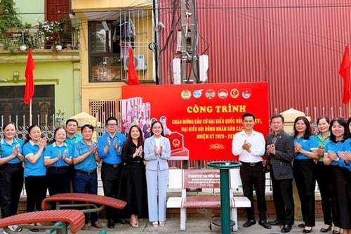 Phường Thanh Liệt gắn biển công trình 'Ghế đá đoàn kết'