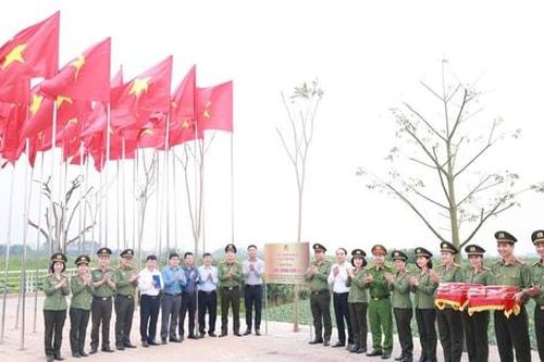 Công an thành phố Hà Nội bàn giao công trình dân vận tại xã Minh Châu