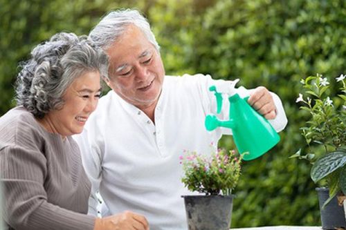 Bi kịch tuổi già không phải là thiếu tiền, mà là để 4 kiểu người này 'ám' trong nhà