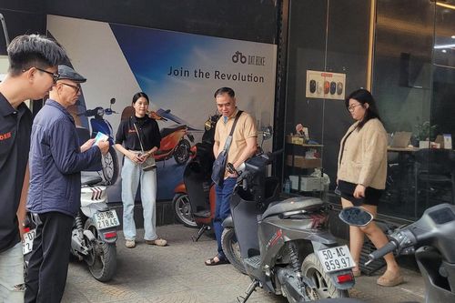 Chung tay đảm bảo an ninh năng lượng từ xăng dầu đến dòng điện: Người dân Hà Nội nhộn nhịp tìm mua xe máy điện