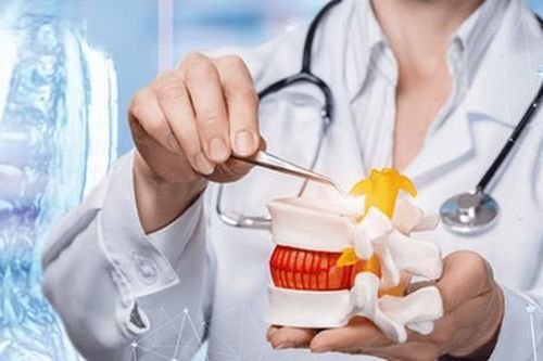 Giảm đau do thoát vị đĩa đệm ở người cao tuổi dùng thuốc như thế nào?