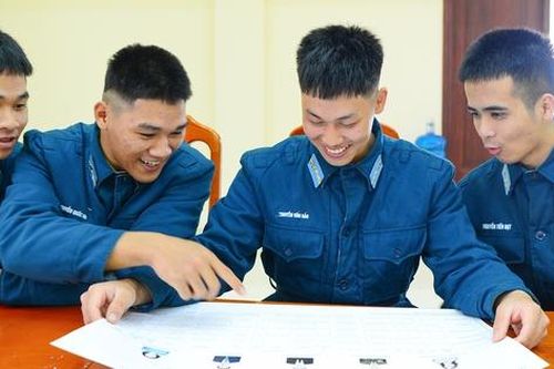 Những người lính không quân háo hức chuẩn bị cho ngày hội non sông