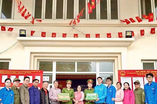 Thăm, động viên lực lượng làm nhiệm vụ phục vụ bầu cử tại phường Tây Hồ