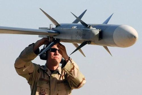 Australia chuyển tên lửa AIM-120 AMRAAM sang UAE để tăng lá chắn chống UAV Iran