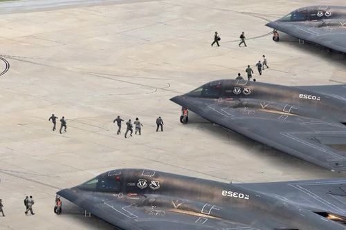 Máy bay ném bom tàng hình B-2 Mỹ phối hợp với tiêm kích F-18 và F-35 diễn tập tấn công biển tầm xa