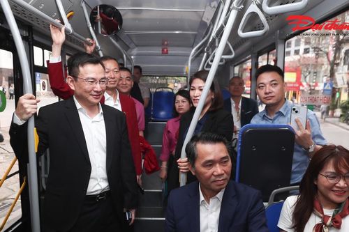Xây dựng văn hóa giao thông văn minh trên xe buýt, tàu điện