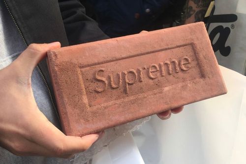 24 phụ kiện dị nhất của Supreme